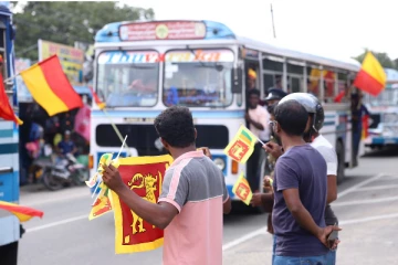 வடக்கிலிருந்து கிழக்கு நோக்கிய பேரணிக்கு சிங்கக் கொடி காட்டிய நபர்கள் (படங்கள்)