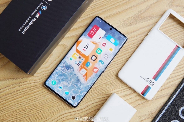 அட்டகாசமான அம்சங்களுடன் வெளியான BMW லுக்கில் iQOO 9 Pro Series | Iqoo 9 Se Iqoo 9 And Iqoo 9 Pro Launched In India