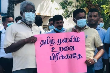 சண்முகா இந்து கல்லூரிக்கு ஹபாயா அணிந்து  சென்ற ஆசிரியைக்கு ஆதரவு தெரிவிக்கும் போராட்டம்!