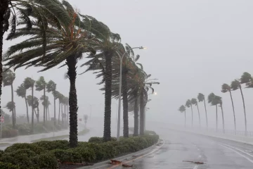 காற்று 100 கிலோ மீற்றர் வேகத்தில் வீசும்; மீனவர்கள் கடலுக்கு செல்ல வேண்டாம்
