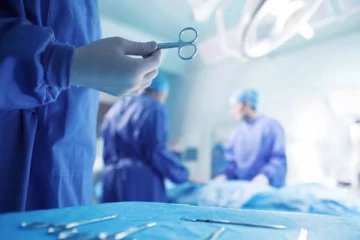 நாட்டில் அறுவை சிகிச்சைகளை மேற்கொள்வதில் பெரும் நெருக்கடி