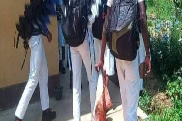 தமிழ் பாடசாலை ஒன்றில் மாணவர்களின் தலைமுடியை குதறிவைத்த ஆசிரியர்! | Kotagala Tamil School Teacher The Hair Student