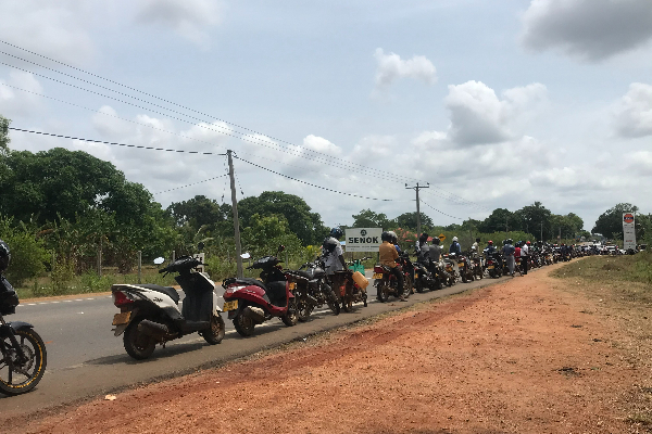 பெட்ரோல் உண்டு: மின்சாரம் இல்லை - மூன்றுமணி நேரம் வரிசையில் நின்ற பொதுமக்கள் | Petrol No Electricity Public Standing Three Hours