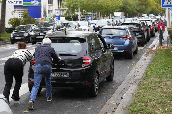 எரிபொருள் நெருக்கடியால் ஸ்தம்பிதமடைந்த பிரான்ஸ்! | France Stalled By The Fuel Crisis