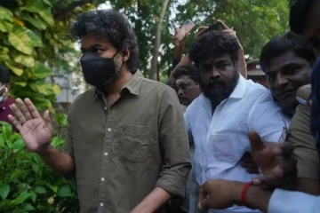 கீழே விழப் பார்த்த புகைப்படக் கலைஞரை தூக்கிவிட்ட நடிகர் விஜய் - வைரலாகும் வீடியோ