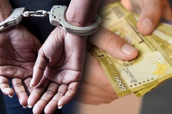 தமிழர் பகுதியில் கையூட்டல் பெற்ற குற்றச்சாட்டில் பொலிஸ் அதிகாரி ஒருவர் கைது | Police Officer Arrested On Bribery Charges Ampara