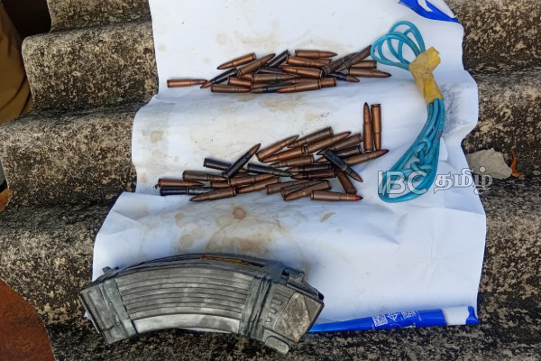 யாழ். பல்கலையில் மீட்கப்பட்ட T56 உள்ளிட்ட ஆயுதங்கள்...! உள்ளே வந்த கால பின்னணி | T56 Assault Rifle Found Within Jaffna Uni Premises யாழ். பல்கலையில் மீட்கப்பட்ட T56 உள்ளிட்ட ஆயுதங்கள்...! உள்ளே வந்த கால பின்னணி | T56 Assault Rifle Found Within Jaffna Uni Premises