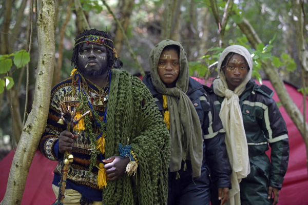 பிரித்தானிய காடொன்றில் கைது செய்யப்பட்ட பழங்குடியின மன்னர் | African Tribes Arrested In Scotland Forest