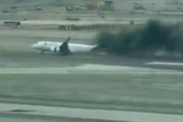 தீயணைப்பு வாகனத்தின் மீது மோதிய விமானம் ; அலறிய பயணிகள் (Video)