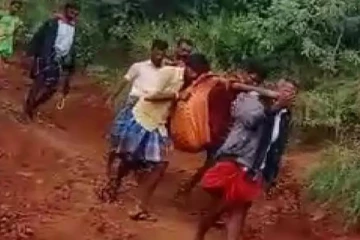 பிரசவ வலியில் துடித்த கர்ப்பிணி பெண்;  மருத்துவமனைக்கு செல்ல இப்படி ஒரு அவலம்