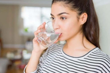 நின்று கொண்டு தண்ணீர் குடிப்பவரா நீங்கள்? இனிமேல் அந்த தவறை செய்யாதீங்க