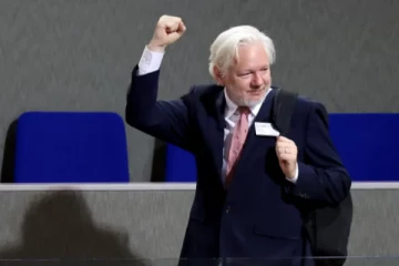 நோபல் அட்டக்களைக்கு எதிராக முறைப்பாடு செய்த ஜூலியன் அசாஞ்சே