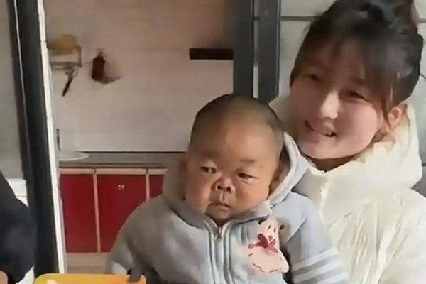 25 வயதாகும் தன் அண்ணனை இடுப்பில் சுமக்கும் தங்கை; நெகிழவைத்த சகோதர பாசம் | 25 Year Old Bloke Stands Just 60 Centimetres Tall