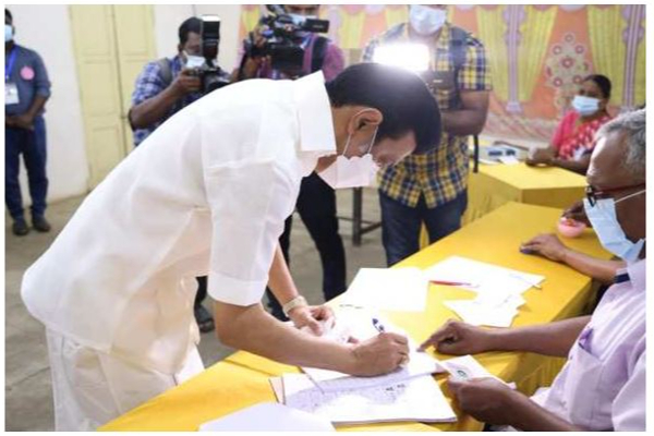 பொதுமக்களோடு வரிசையில் சென்று  முதலமைச்சர் மு.க.ஸ்டாலின் வாக்கு செலுத்தினார் | Tn Cm Mk Stalin Casted Vote In Theynampet