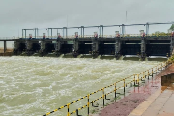 இரணைமடுக் குளத்தின் 14 வான் கதவுகள் திறப்பு; வெளியேறும் மக்கள்