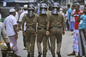 வெளிநாட்டுத் துப்பாக்கிகளுடன் இருவர் வசமாக சிக்கினர்