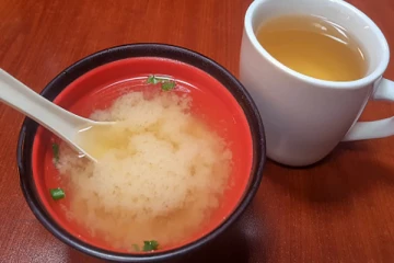 தூக்கத்திற்கு முன் இதை வெதுவெதுப்பான நீரில் கலந்து குடிங்க - முகம் கண்ணாடி போல மாறும்