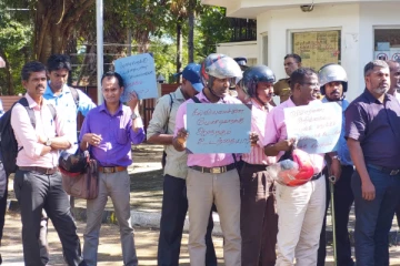 வடமாகாண கல்வியமைச்சில் காணப்படும் சீர்கேடுகளுக்கு எதிராக போராட்டம்(Photos)