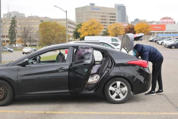 கனடாவில் காரில் வாழ்ந்துவரும் புகலிட கோரிக்கையாளர்., IRCC விதிகளால் வெளியேற்றப்பட்ட சோகம்