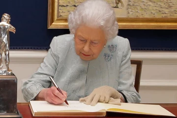 பிரித்தானிய  ராணியார்  எழுதிய ரகசிய கடிதம்! யாருக்காக தெரியுமா?