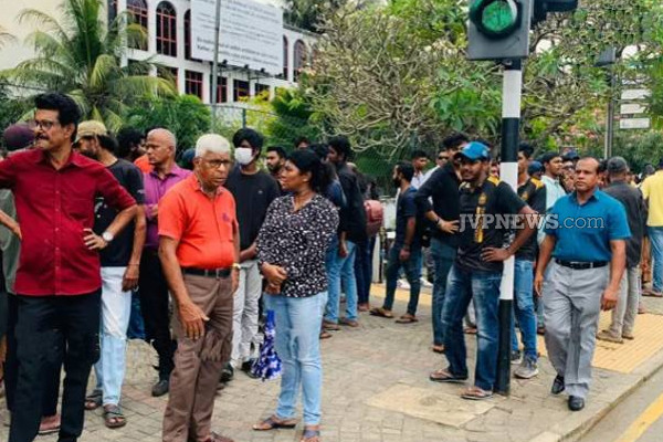 கொழும்பில் திடீரென குவிந்த பொலிஸார் - இராணுவத்தினர்! | Colombo Protesters Police And Army Deployed