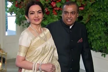 மருமகளின் இடுப்பை பிடித்த முகேஷ் அம்பானி... சர்ச்சையை ஏற்படுத்திய சம்பவம்