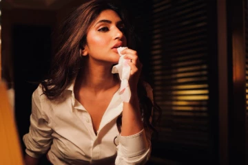 நடிகை ஸ்ரீலீலா ட்ரெண்டி உடையில் போட்டோஷூட்