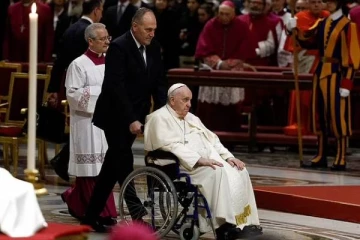 சக்கர நாற்காலியில் கிறிஸ்துமஸ் மாஸிற்கு வந்த போப் ஆண்டவர்! ரஷ்யாவின் போருக்கு மறைமுக கண்டனம்