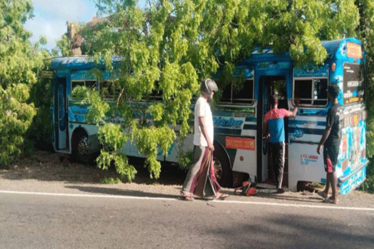 தனியார் பேருந்தும் மோட்டார் சைக்கிளும் மோதி கோர விபத்து - 15 பேர் வைத்தியசாலையில் அனுமதி | Accident On The Matara Tissa Main Road தனியார் பேருந்தும் மோட்டார் சைக்கிளும் மோதி கோர விபத்து - 15 பேர் வைத்தியசாலையில் அனுமதி | Accident On The Matara Tissa Main Road