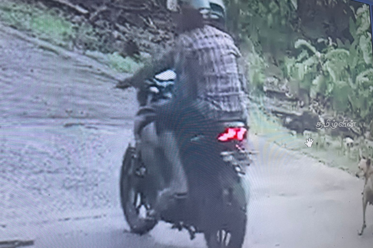 மாணவியின் தங்கச்சங்கிலியை அறுத்து தப்பி சென்ற இரு இளைஞர்கள் - விசாரணை முன்னெடுப்பு | Two Youths Cut Off Student S Gold Chain And Fled