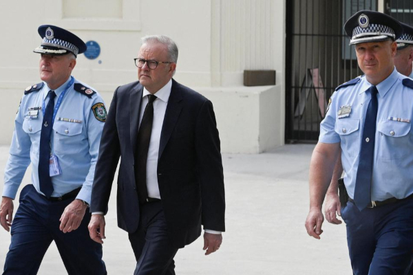 போண்டி கடற்கரை அசம்பாவிதம்; மடக்கி பிடித்தவரை நேரில் சென்று பாராட்டிய பிரதமர்! | Bondi Beach Incident Pm Visit Apprehended Hero போண்டி கடற்கரை அசம்பாவிதம்; மடக்கி பிடித்தவரை நேரில் சென்று பாராட்டிய பிரதமர்! | Bondi Beach Incident Pm Visit Apprehended Hero