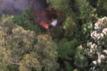 காட்டுக்குள் விழுந்து நொறுங்கிய விமானம்: தீப்பற்றி எரியும் காட்சிகள்! பயணிகளின் நிலை என்ன?