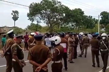 யாழில் பொலிஸ்நிலையம் முன்பாக சடலமாக மீட்கப்பட்ட இளைஞன்- வீதியில் இறங்கி போராடும் உறவுகள்!