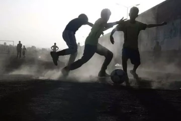 கால்பந்து விளையாடிக் கொண்டிருந்த சிறுவர்கள் ; பீரங்கி தாக்குதலில் பறிபோன 5 உயிர்கள்