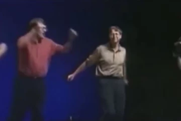 கோடீஸ்வரர் பில் கேட்ஸா இது? கூச்ச சுபாவத்துடன் ஆடிய நடனம் - மீண்டும் ட்ரெண்டாகும் காட்சி