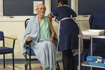 முதல் கொரோனா தடுப்பூசியை போட்டுக்கொண்டவர்  உயிரிழப்பு