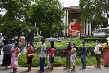 தடுப்பூசிக்கு  காத்திருந்தவர்கள் இடையே கடும் மோதல்!