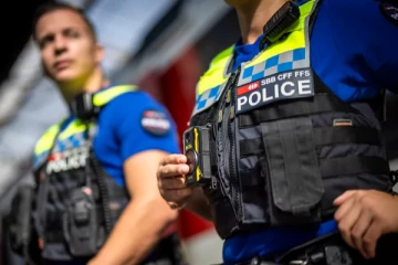 இளைஞர் ஒருவர் துப்பாக்கியுடன் நடமாடுவதாக வெளியான தகவலால் பரபரப்பு