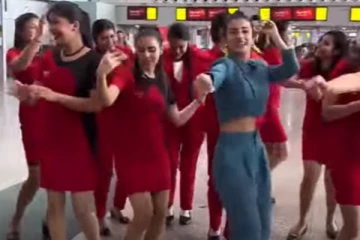 விமான நிலையத்தில் உற்சாகமாக நடனம் ஆடிய நடிகை....வெள்ளி வீணையை பரிசாக கொடுத்த முதல்வர்!