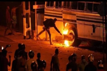 மிரிஹானவில் பேருந்துக்கு தீ வைக்கும் காட்சி வெளியானது! (video)