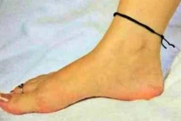 பெண்கள் காலில் கருப்பு நூலை கட்டுவது ஏன்? இந்த ராசிக்காரங்க மட்டும் கட்டவே கூடாதாம்