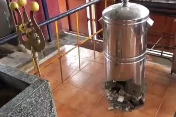 கோவில் உண்டியலை உடைத்து திருட முயன்ற மர்ம ஆசாமிகள்! வலைவீசி தேடும் பொலிஸார் | People Tried To Break The Temple Bank And Steal It