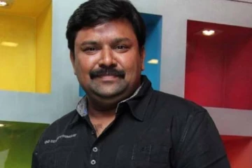 கோட்-சூட் தொகுப்பாளர் கோபிநாத் திருமணத்தின் போது பட்டு வேஷ்டி சட்டையில் எப்படி உள்ளார் பாருங்க- அழகிய ஜோடி