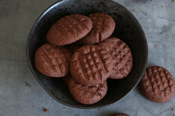 චොක්ලට් බිස්කට් එකක් ඇතුලෙන් මතු වුණු කවුරුත් නොහිතපු දේ.....