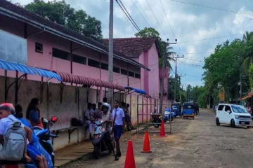 வவுனியாவில் வீதியில் நின்றவர்களுடன் கைகலப்பில் ஈடுபட்ட உயர்தர பாடசாலை மாணவர்கள்!