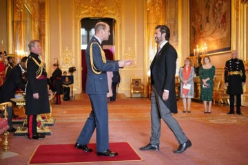 மேகன் மீது புகாரளித்த நபருக்கு உயரிய விருது: இளவரசர் வில்லியம் வழங்கினார்