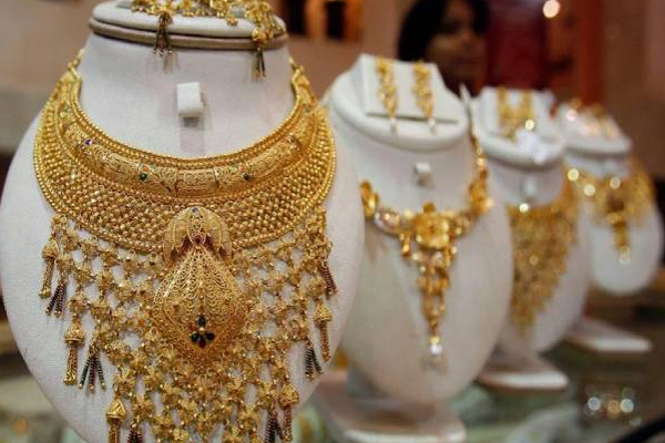 இலங்கையில் தங்கம் வாங்க ஆசையாக இருப்பவர்களுக்கு மகிழ்ச்சியான தகவல்! | Good News Gold Prices Plummet In Sri Lanka