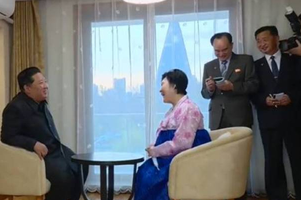 பெண் செய்தியாளருக்கு திடீரென இன்ப அதிர்ச்சி கொடுத்த வடகொரிய அதிபர்! | Surprise Gift Kim Jong Un Ri Chun Hee Bungalow பெண் செய்தியாளருக்கு திடீரென இன்ப அதிர்ச்சி கொடுத்த வடகொரிய அதிபர்! | Surprise Gift Kim Jong Un Ri Chun Hee Bungalow