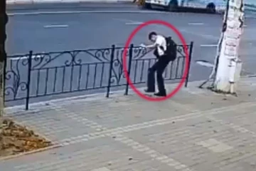 எதிர்பாராமல் நடந்த அசம்பாவிதம்: நொடிப்பொழுதில் உயிர்தப்பிய இளைஞரின் திக் திக் காட்சி