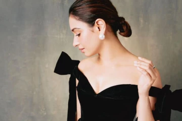 டைட்டான அரைகுறை ஆடையில் எல்லைமீறும் பிரபல நடிகை..கிளாமர் கிளிக்ஸ்